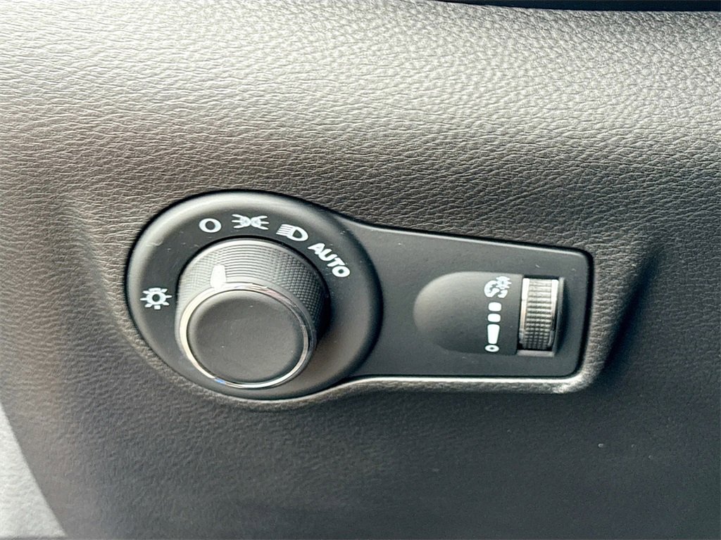 Used 2024 Jeep Compass Sport image 10