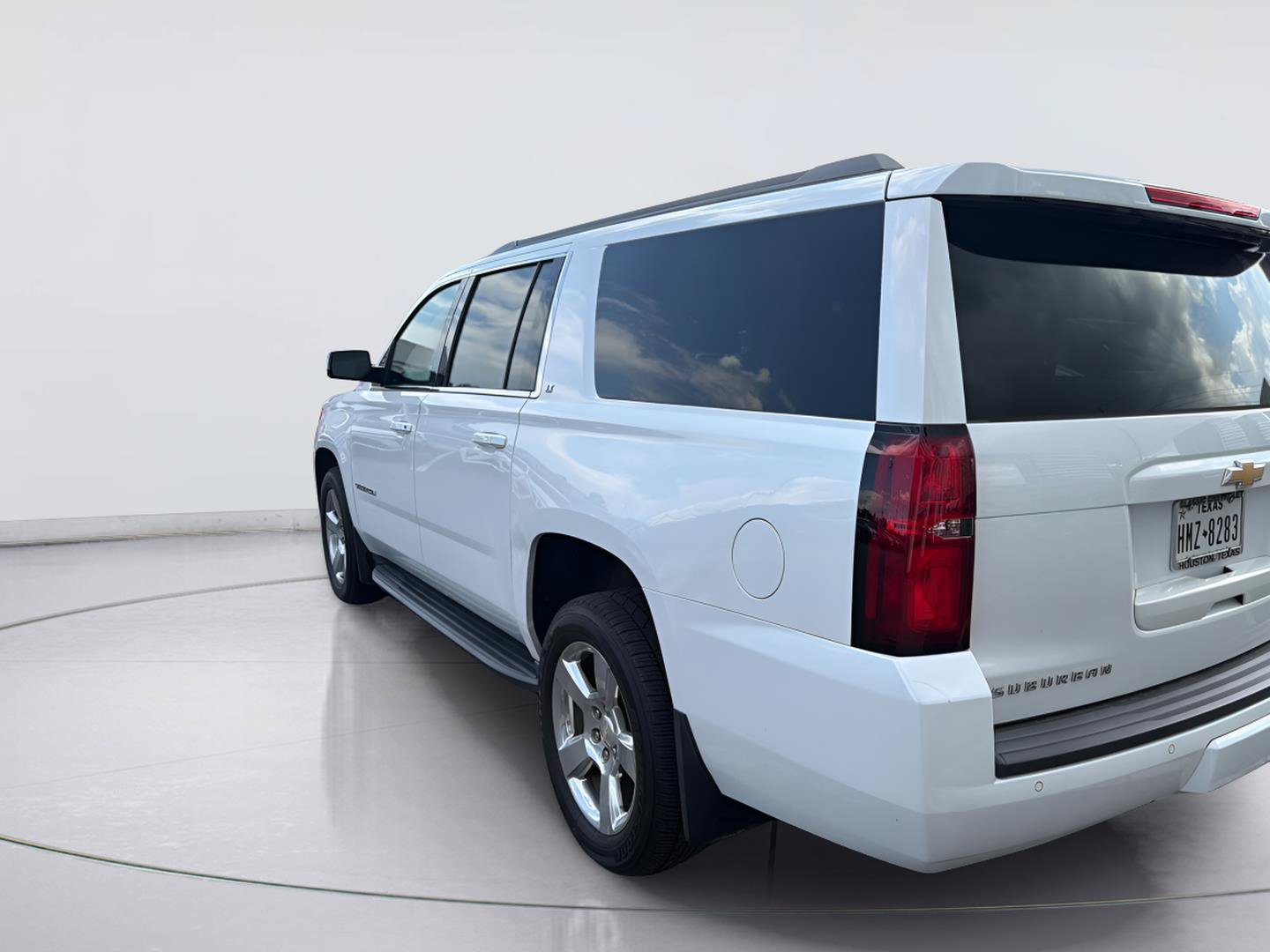 Used 2016 Chevrolet Suburban LT RWD image 4