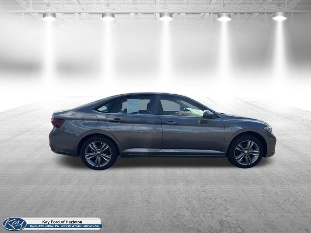 Used 2024 Volkswagen Jetta SE FWD image 11
