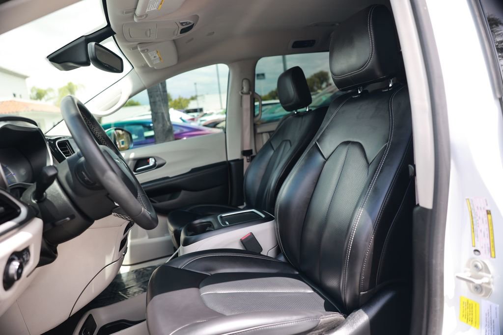 Used 2023 Chrysler Pacifica Touring-L w/ Uconnect Theater Family Group FWD image 18