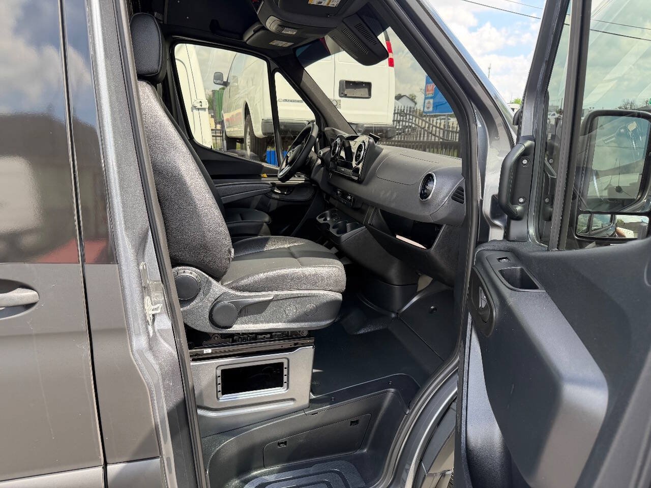 Used 2022 Mercedes-Benz Sprinter 4500 w/ Parking Package image 9