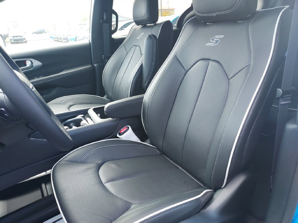 New 2026 Chrysler Pacifica Limited w/ S Appearance Package FWD image 17