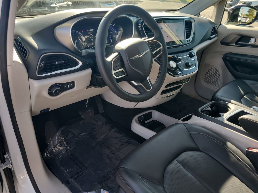 Used 2024 Chrysler Pacifica Touring-L image 16