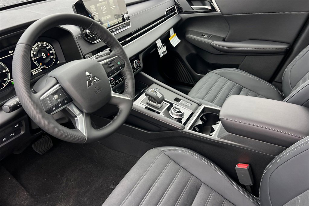 New 2025 Mitsubishi Outlander SE image 11