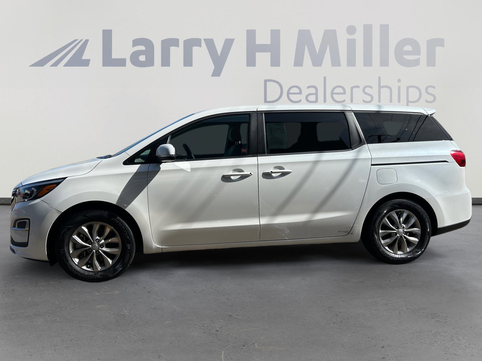 Used 2021 Kia Sedona LX image 3
