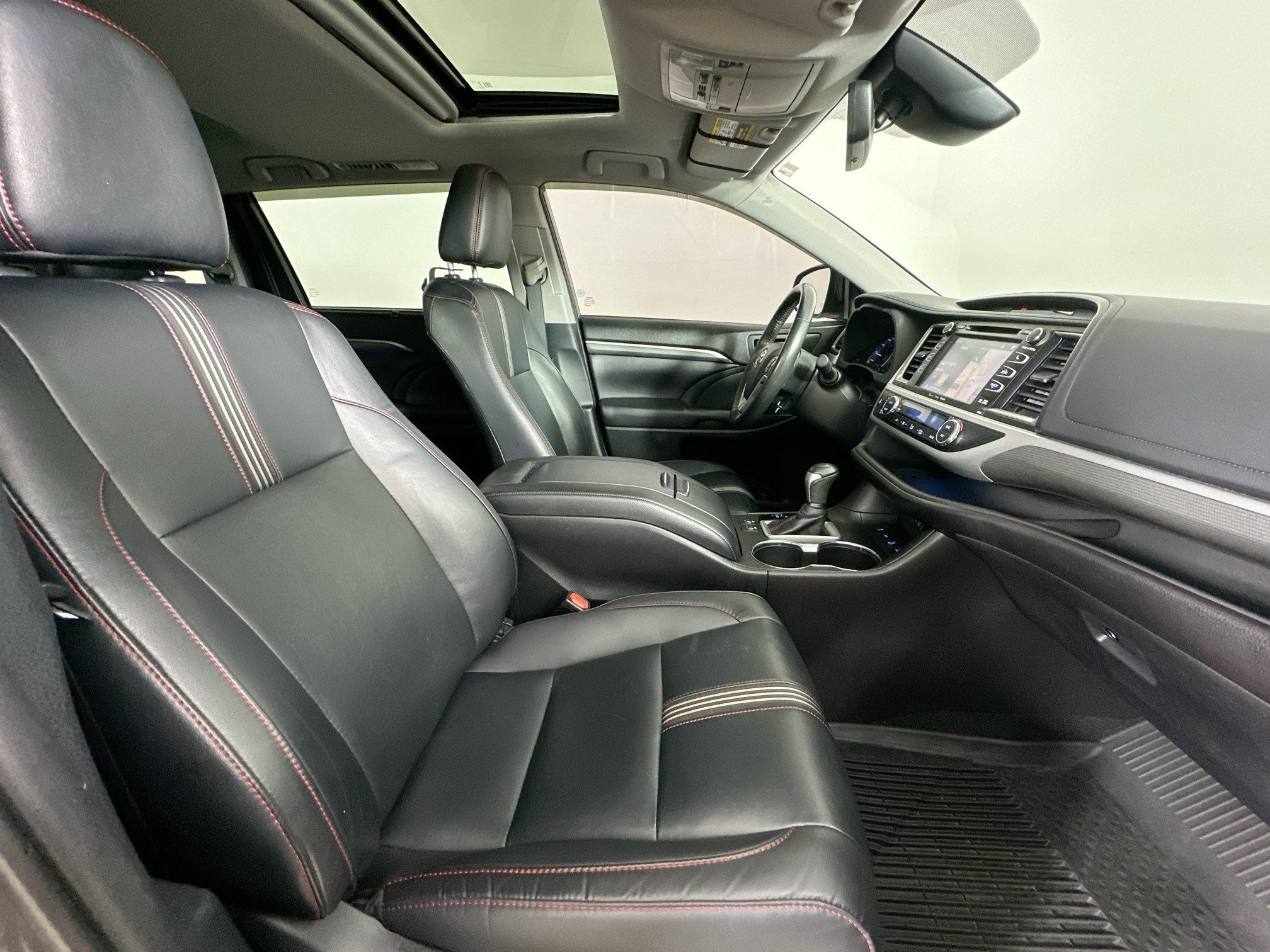 Used 2019 Toyota Highlander SE w/ Nightshade Edition AWD/4WD image 43