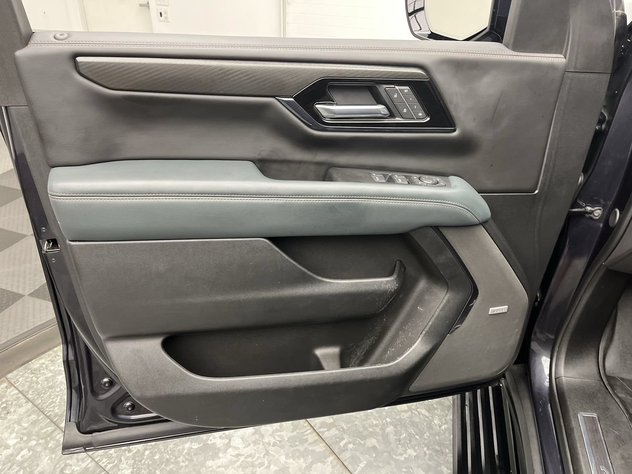 Certified 2025 GMC Yukon XL AT4 w/ AT4 Premium Package AWD/4WD image 9