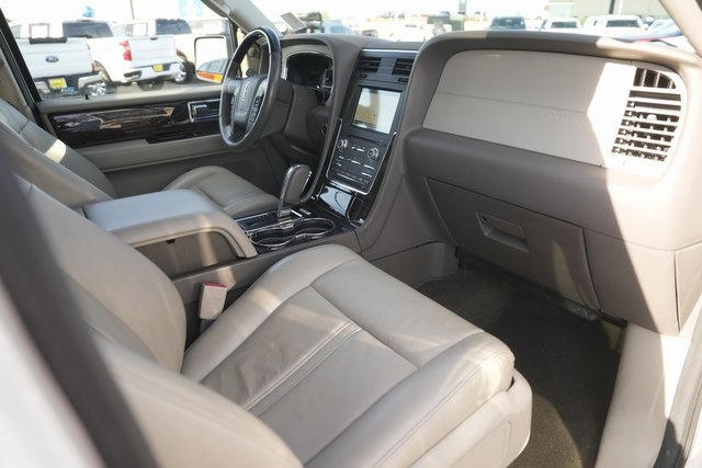 Used 2017 Lincoln Navigator Select image 20