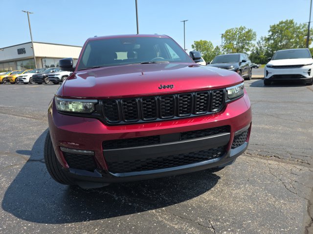 Used 2024 Jeep Grand Cherokee L Limited w/ Black Appearance Package AWD/4WD image 10