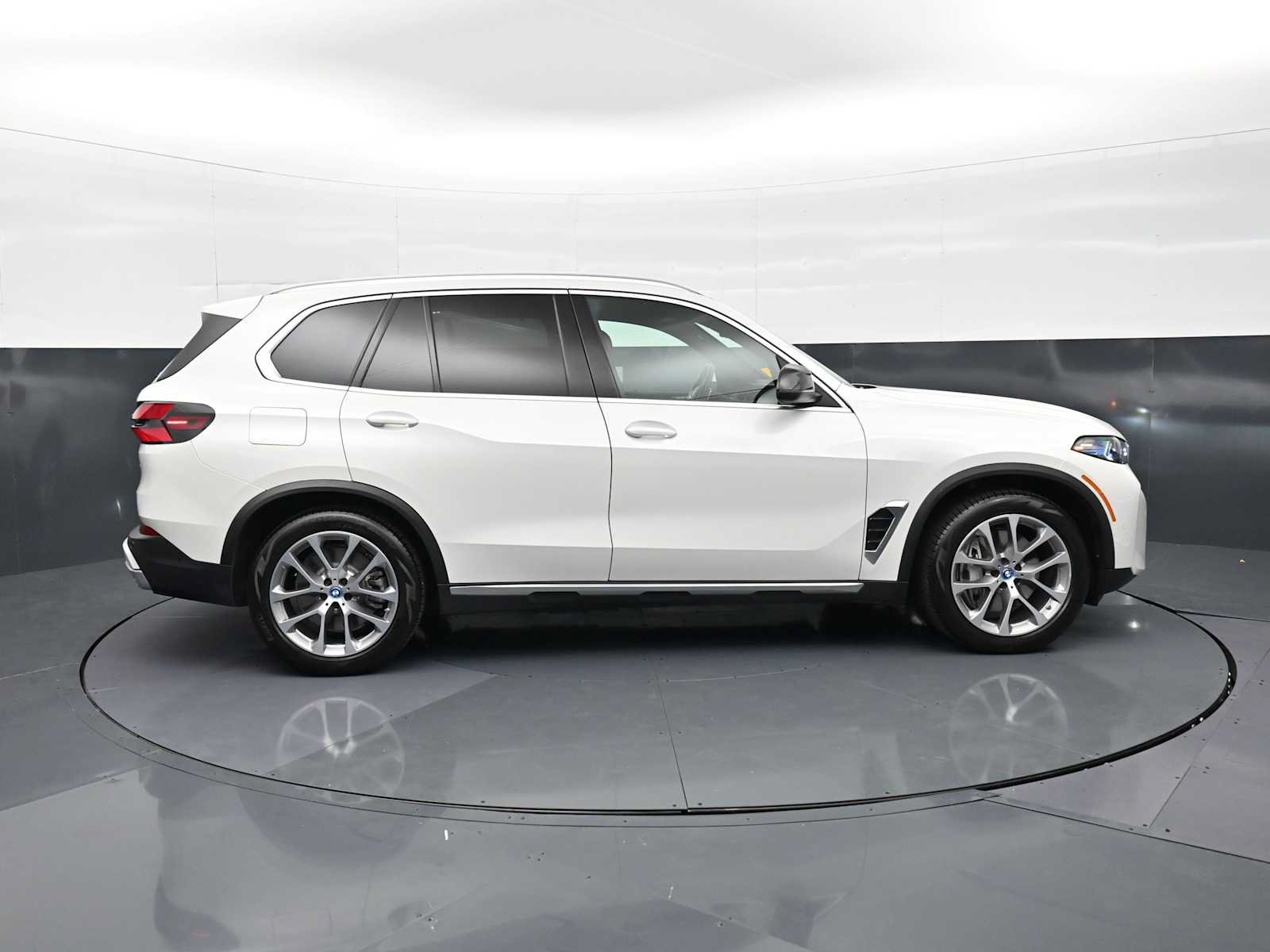 Used 2025 BMW X5 xDrive50e w/ Executive Package AWD/4WD image 4