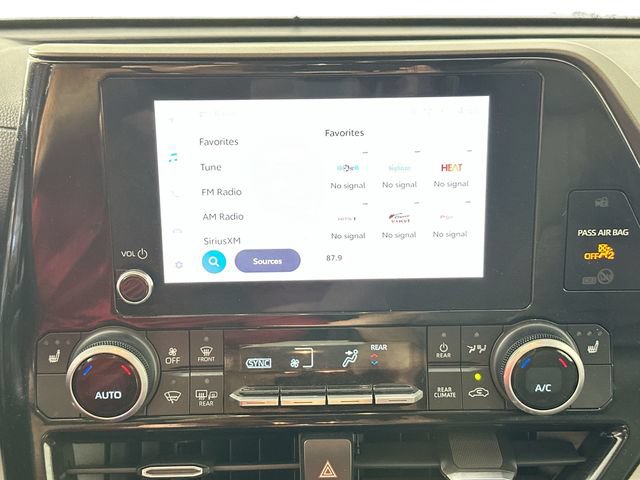 Used 2023 Toyota Highlander XLE AWD/4WD image 11