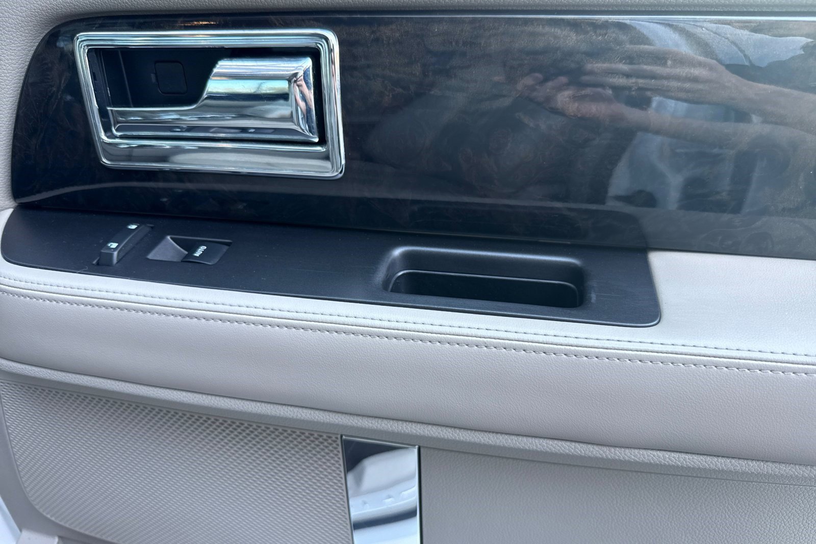 Used 2017 Lincoln Navigator Select image 21