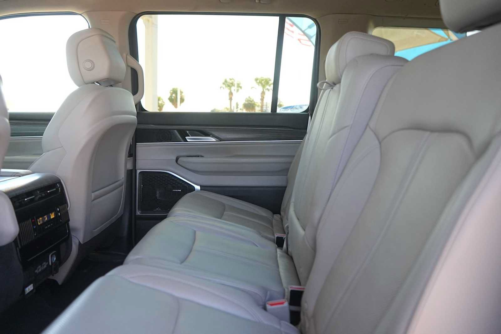 Used 2024 Jeep Wagoneer L Series II w/ Flexible Seating Group AWD/4WD image 14