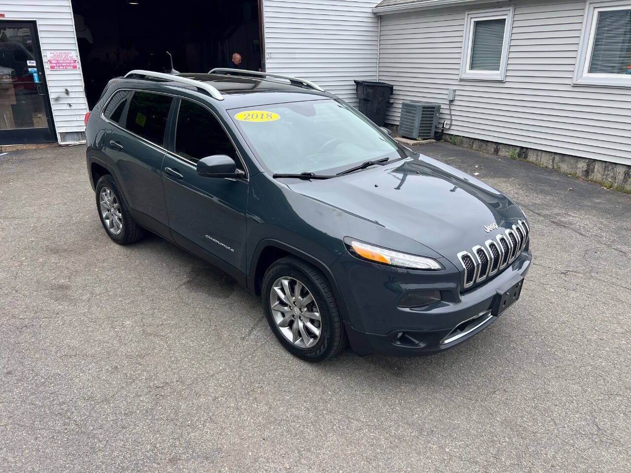 Used 2018 Jeep Cherokee Limited AWD/4WD image 3