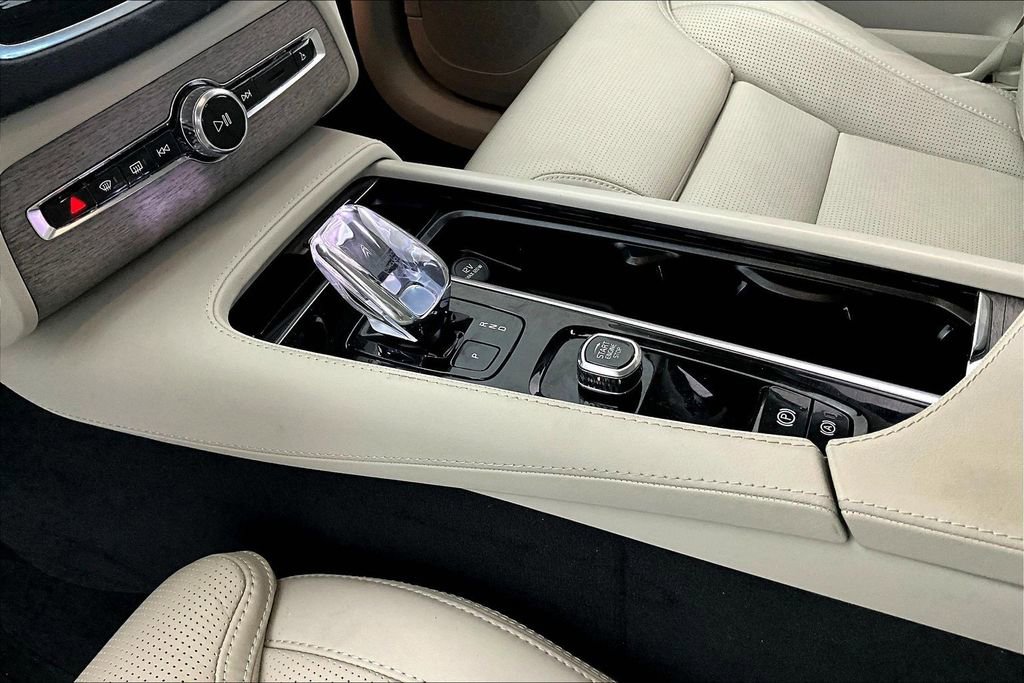 Used 2024 Volvo XC90 B6 Ultimate w/ Lounge Package image 17