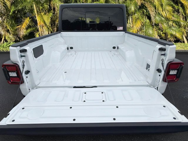 Used 2026 Jeep Gladiator Rubicon w/ Steel Power Dome Hood Package AWD/4WD image 27