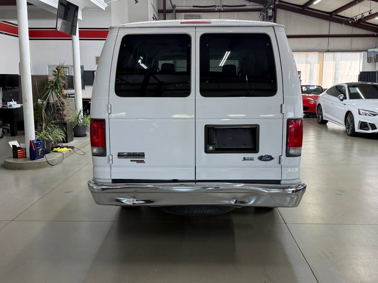 Used 2014 Ford E-350 and Econoline 350 XLT RWD image 3