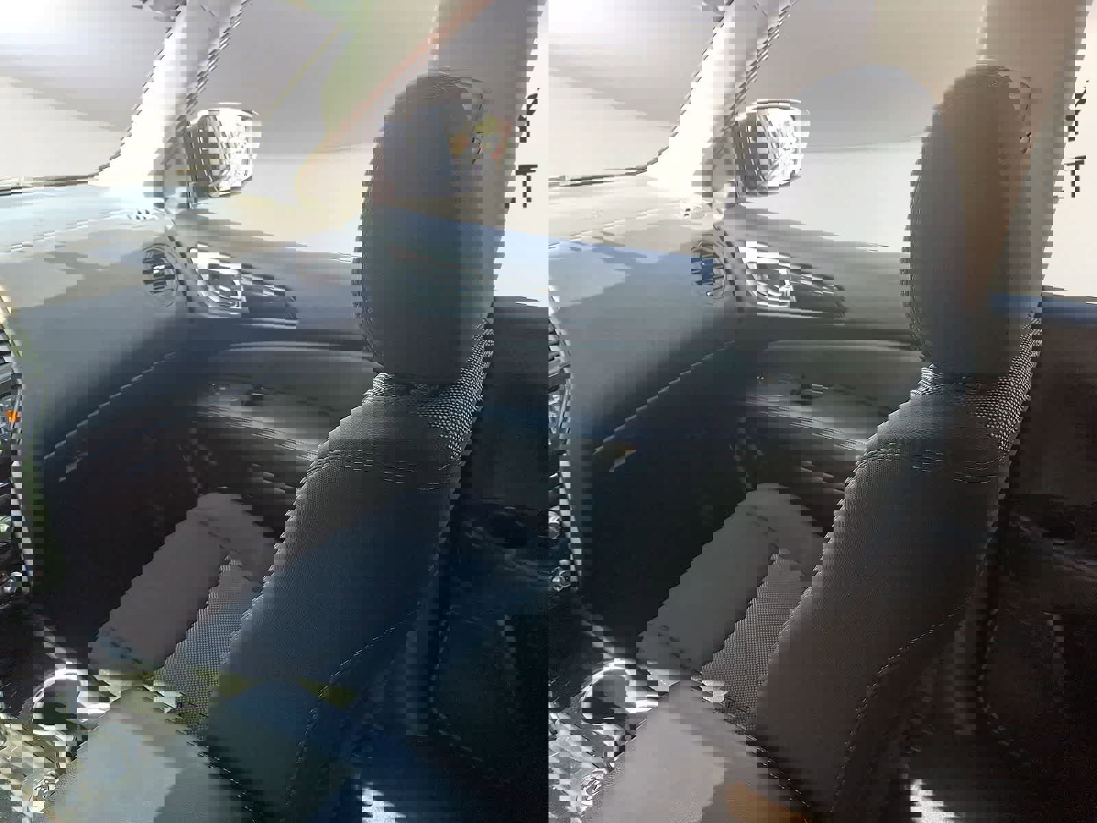 Used 2020 Nissan Pathfinder S image 3