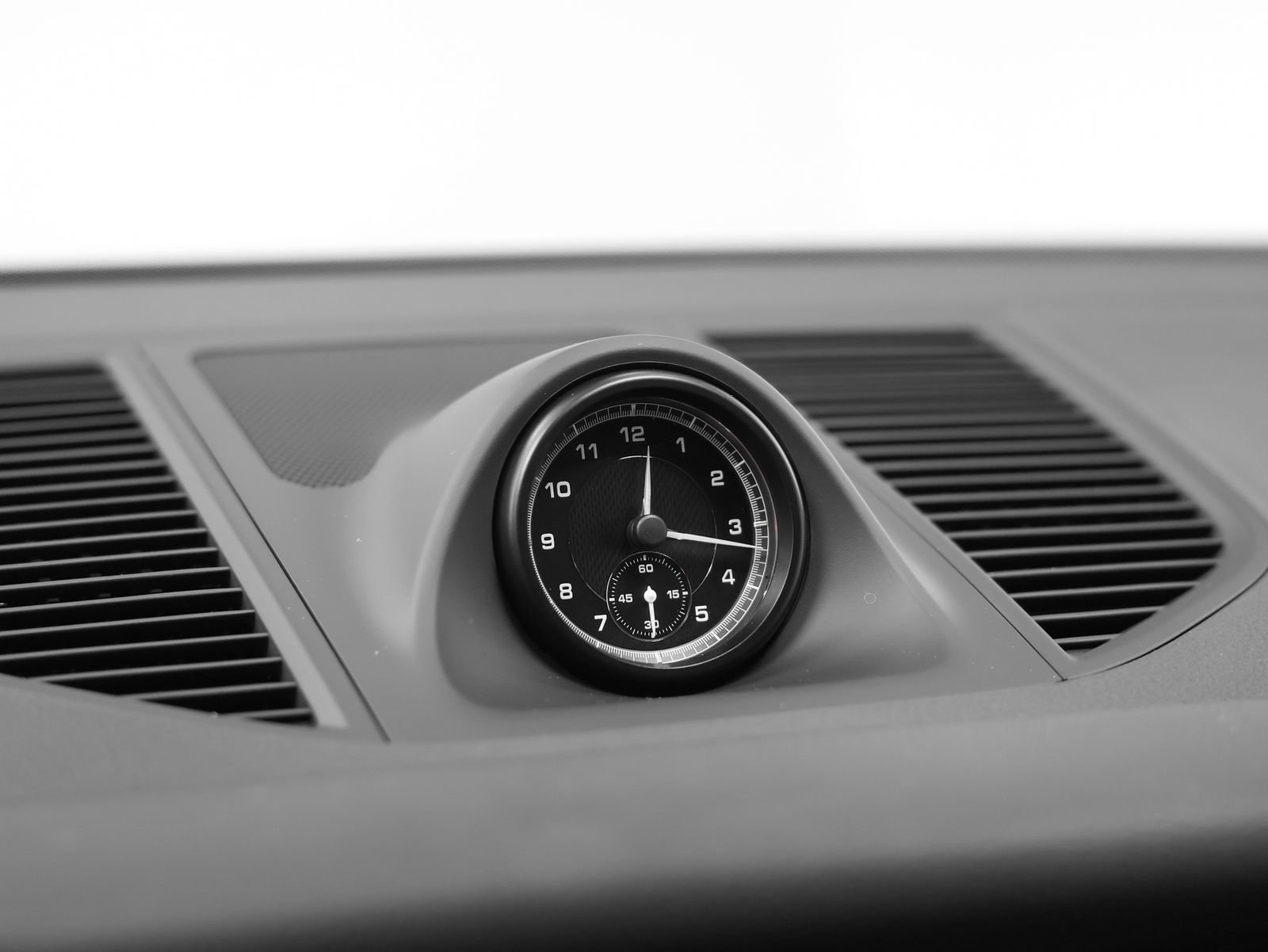 Certified 2025 Porsche Macan AWD/4WD image 34