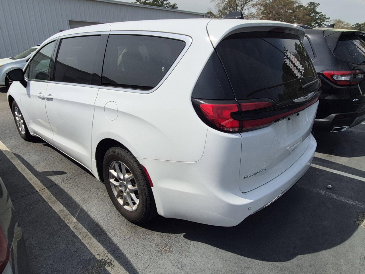 Used 2024 Chrysler Pacifica Touring-L image 2