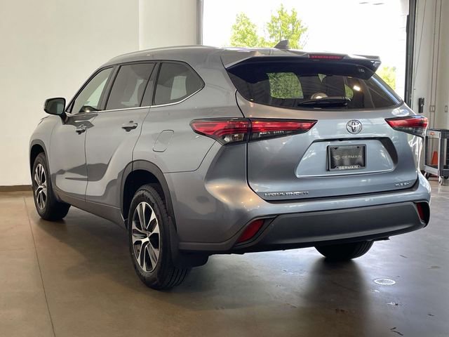 Used 2021 Toyota Highlander XLE AWD/4WD image 6