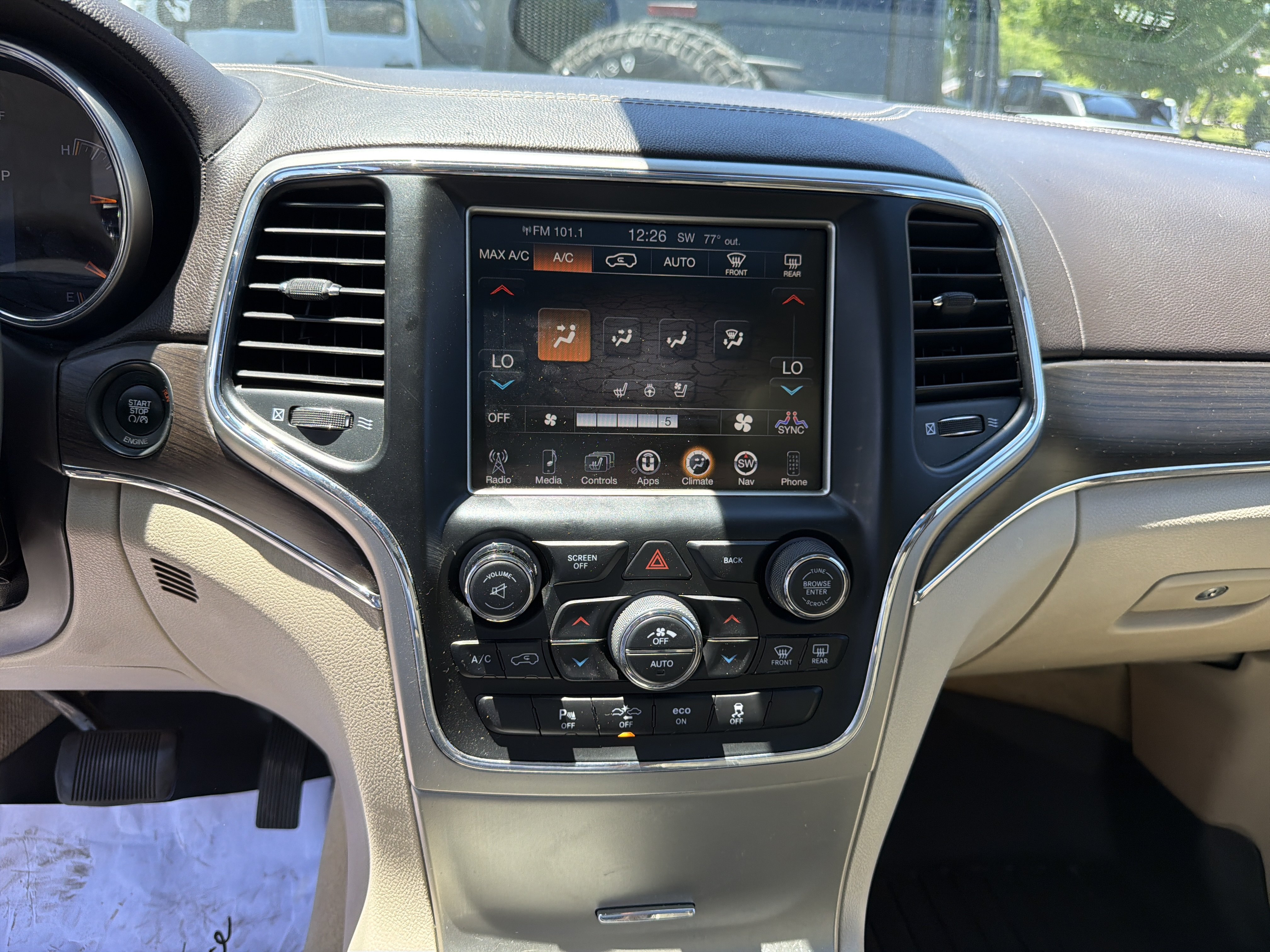 Used 2015 Jeep Grand Cherokee Overland w/ Advanced Technology Group AWD/4WD image 24
