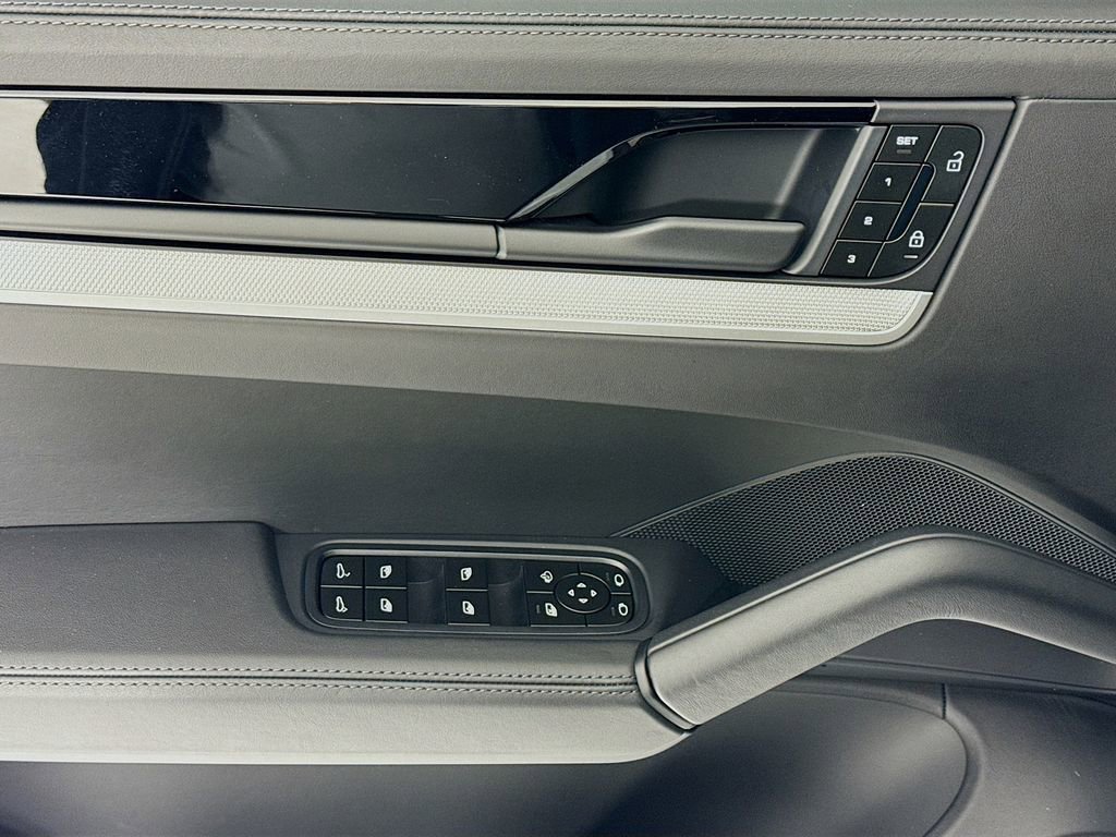 Certified 2024 Porsche Cayenne Coupe image 11