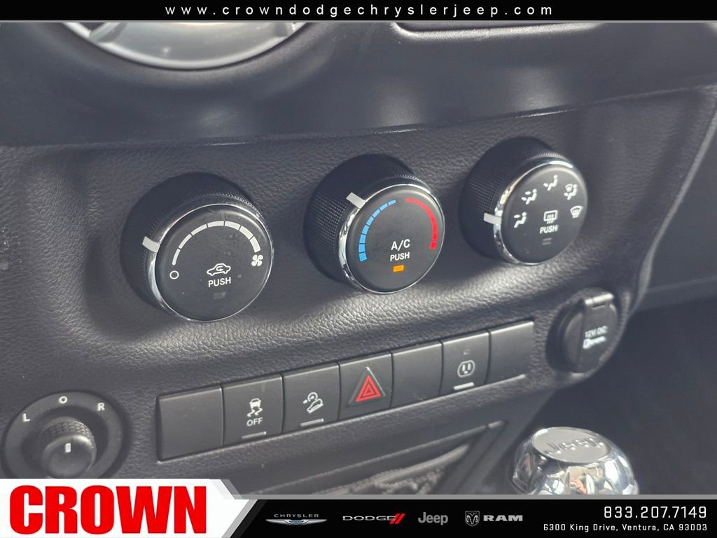 Used 2015 Jeep Wrangler Unlimited Sahara w/ Connectivity Group image 28