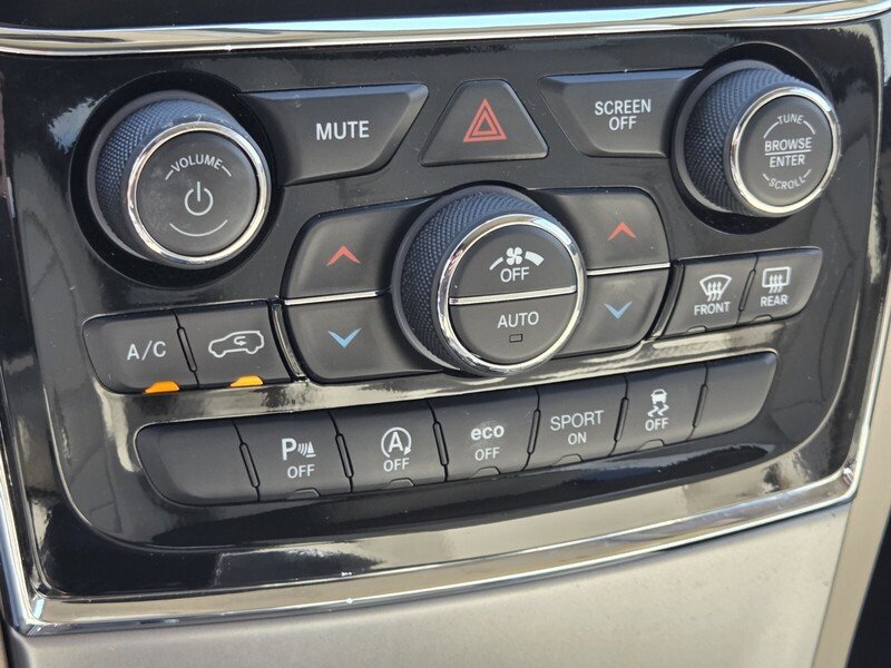 Used 2022 Jeep Grand Cherokee Laredo E AWD/4WD image 26