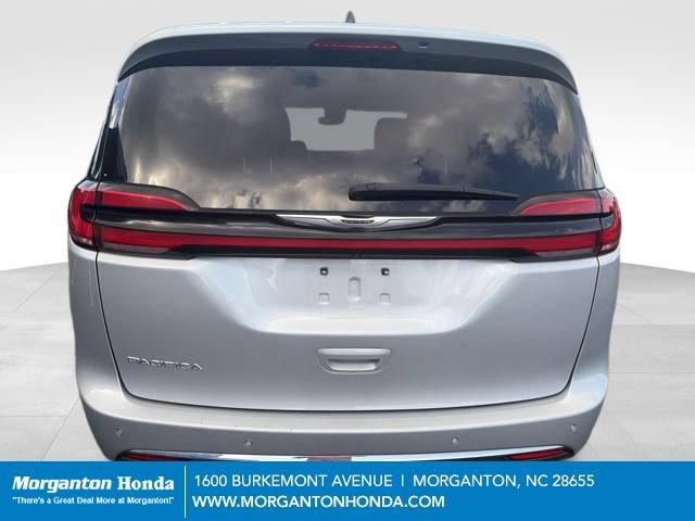 Used 2024 Chrysler Pacifica Touring-L FWD image 7