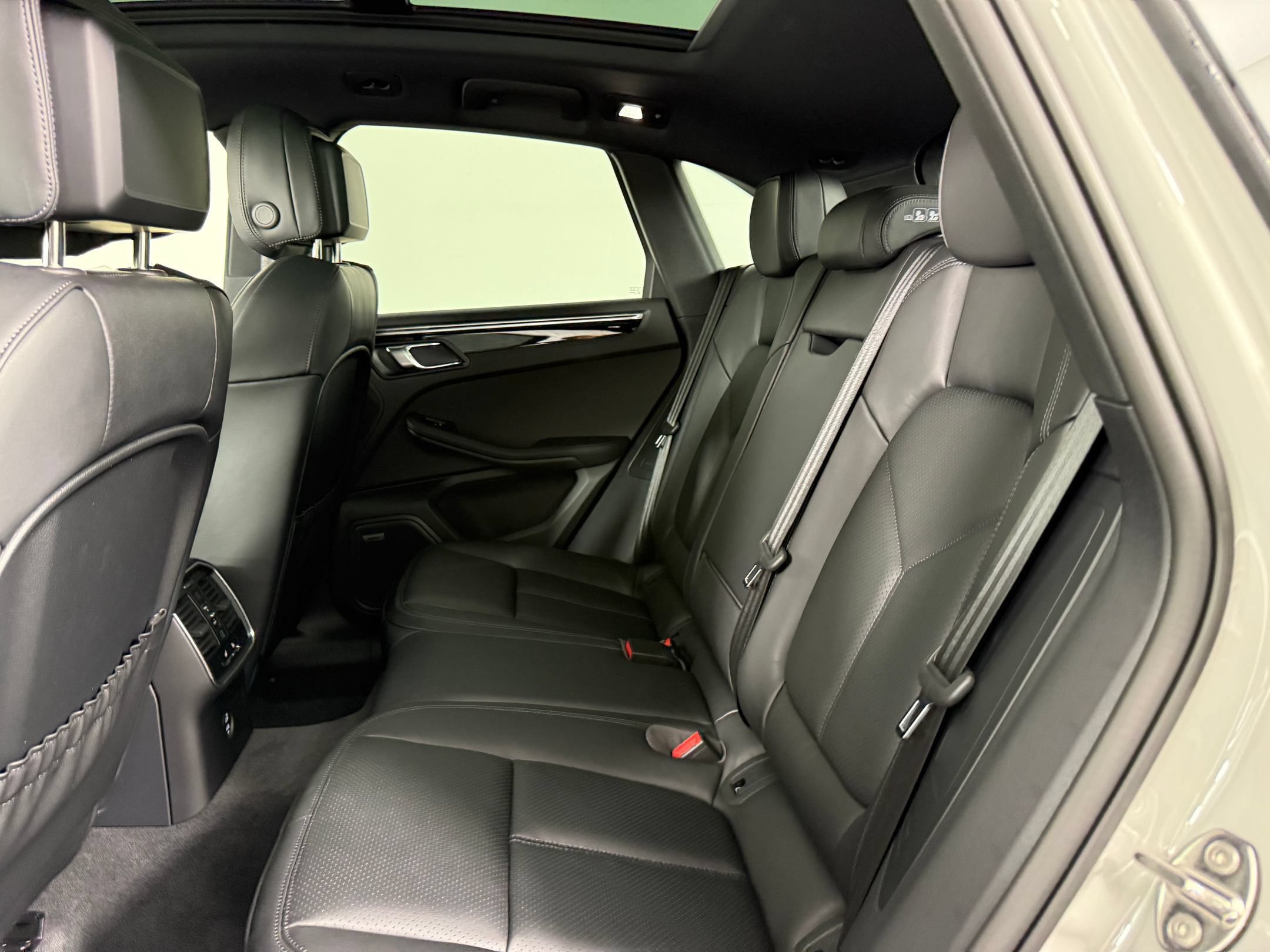 Certified 2026 Porsche Macan AWD/4WD image 18