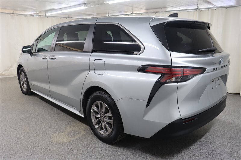 Used 2021 Toyota Sienna XLE FWD image 4