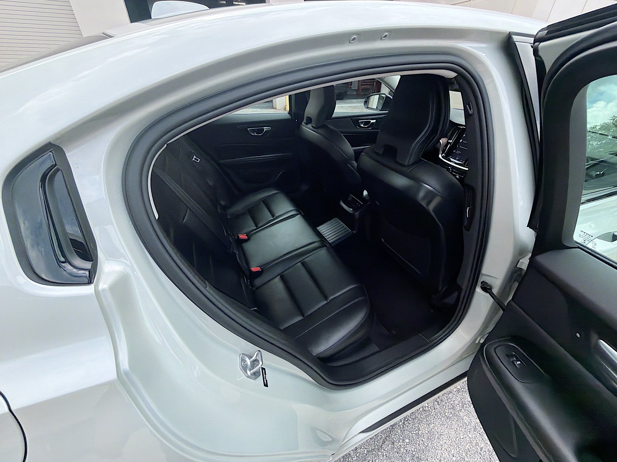 Used 2022 Volvo S60 T8 R-Design Expression w/ Advanced Package AWD/4WD image 27