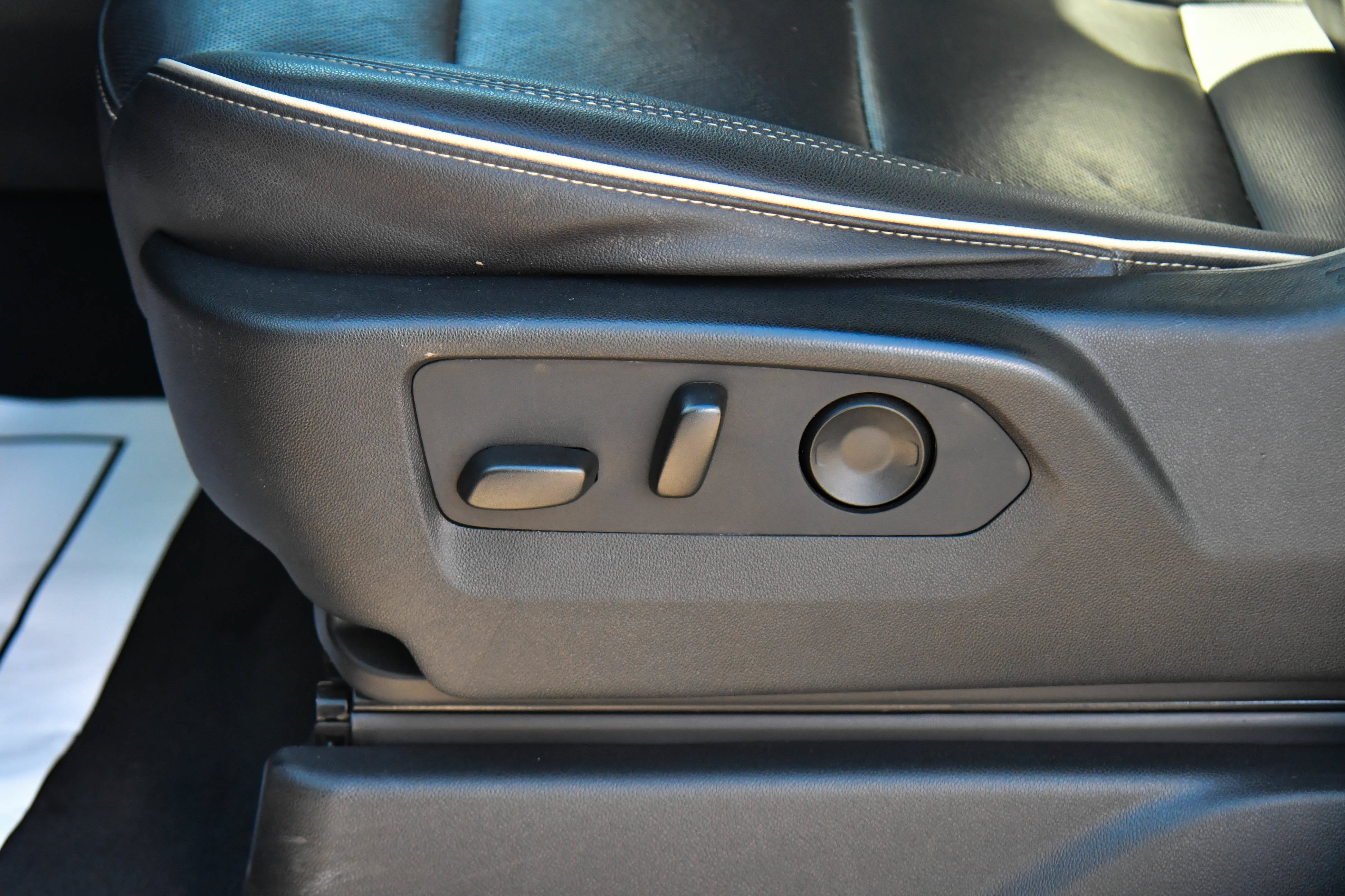 Used 2023 Chevrolet Suburban Premier RWD image 17