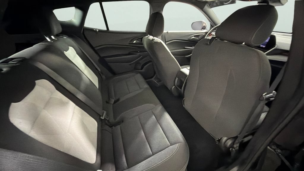 Used 2024 Chevrolet Trax RS w/ Sunroof Package FWD image 25