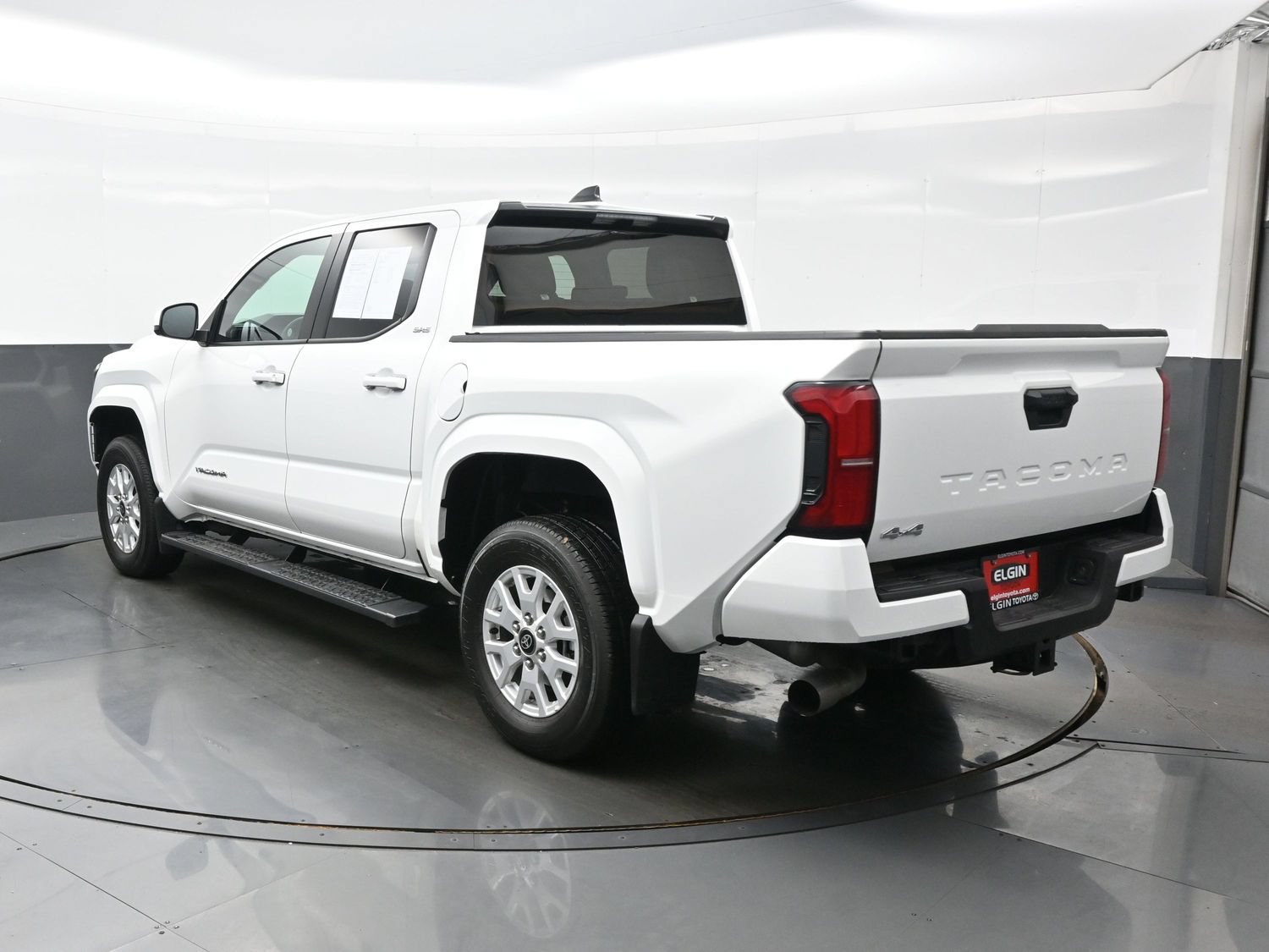 Used 2025 Toyota Tacoma SR5 AWD/4WD image 4