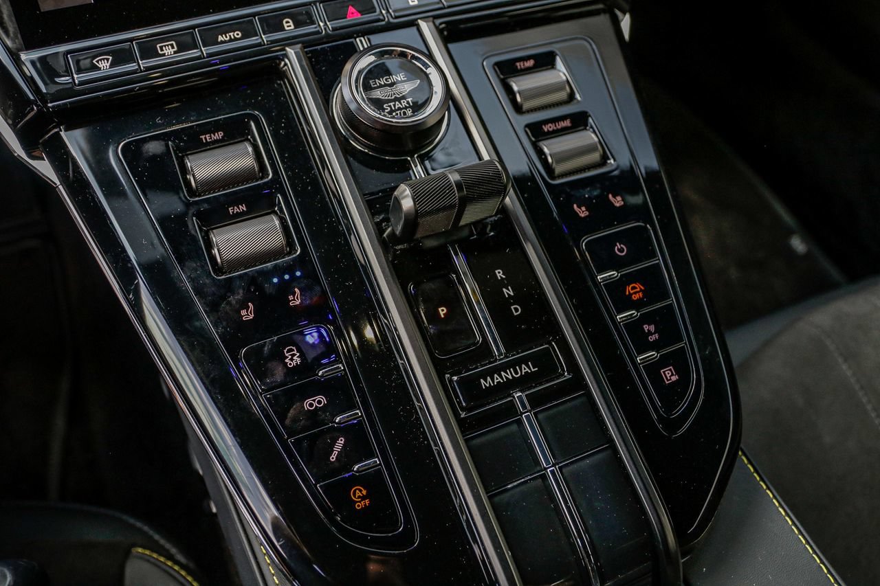 New 2025 Aston Martin V8 Vantage Coupe RWD image 28