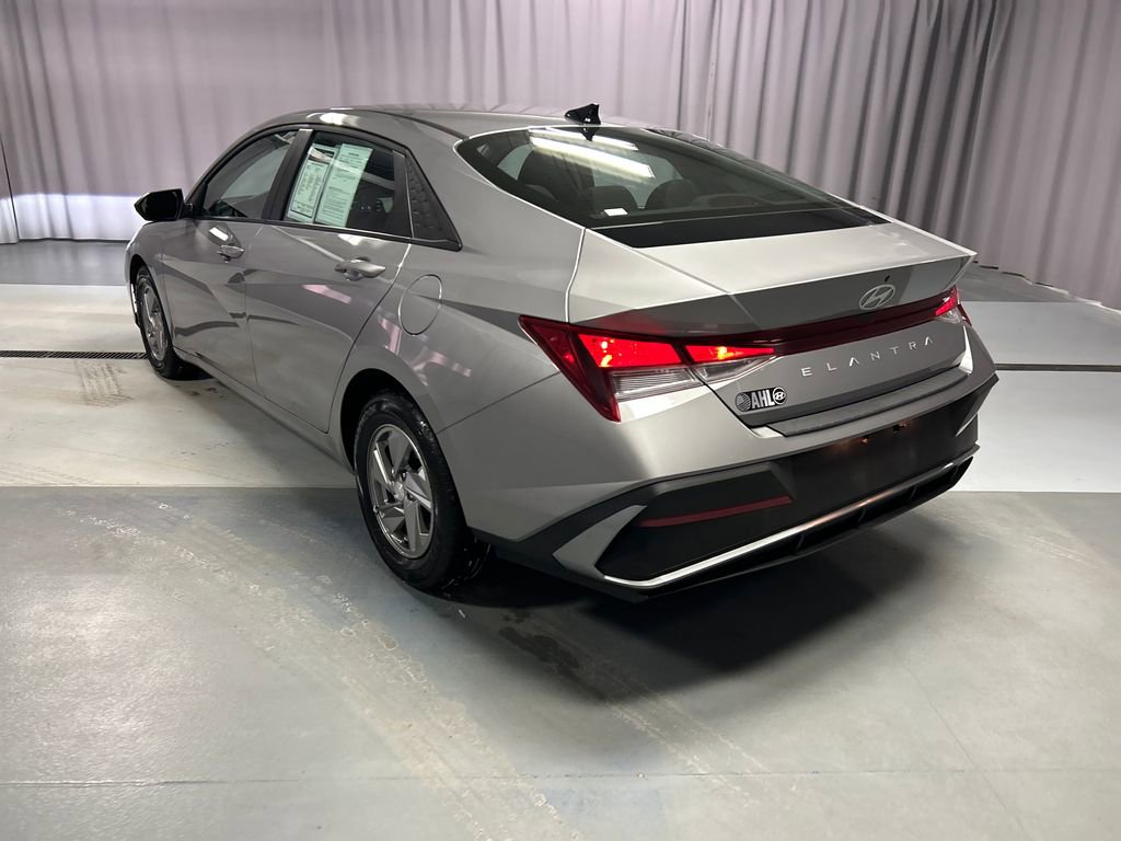 Used 2025 Hyundai Elantra SE image 5