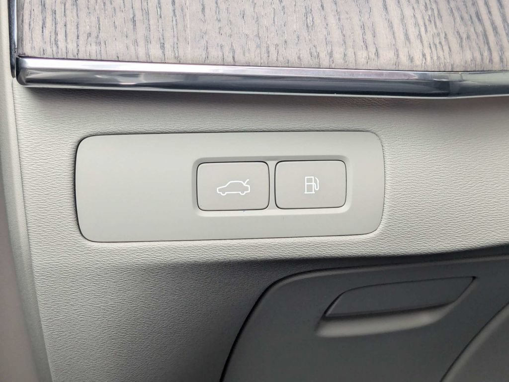 Certified 2023 Volvo XC90 T8 Plus AWD/4WD image 33