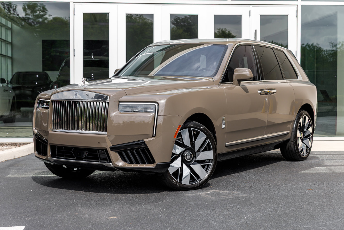 Certified 2025 Rolls-Royce Cullinan AWD/4WD image 1