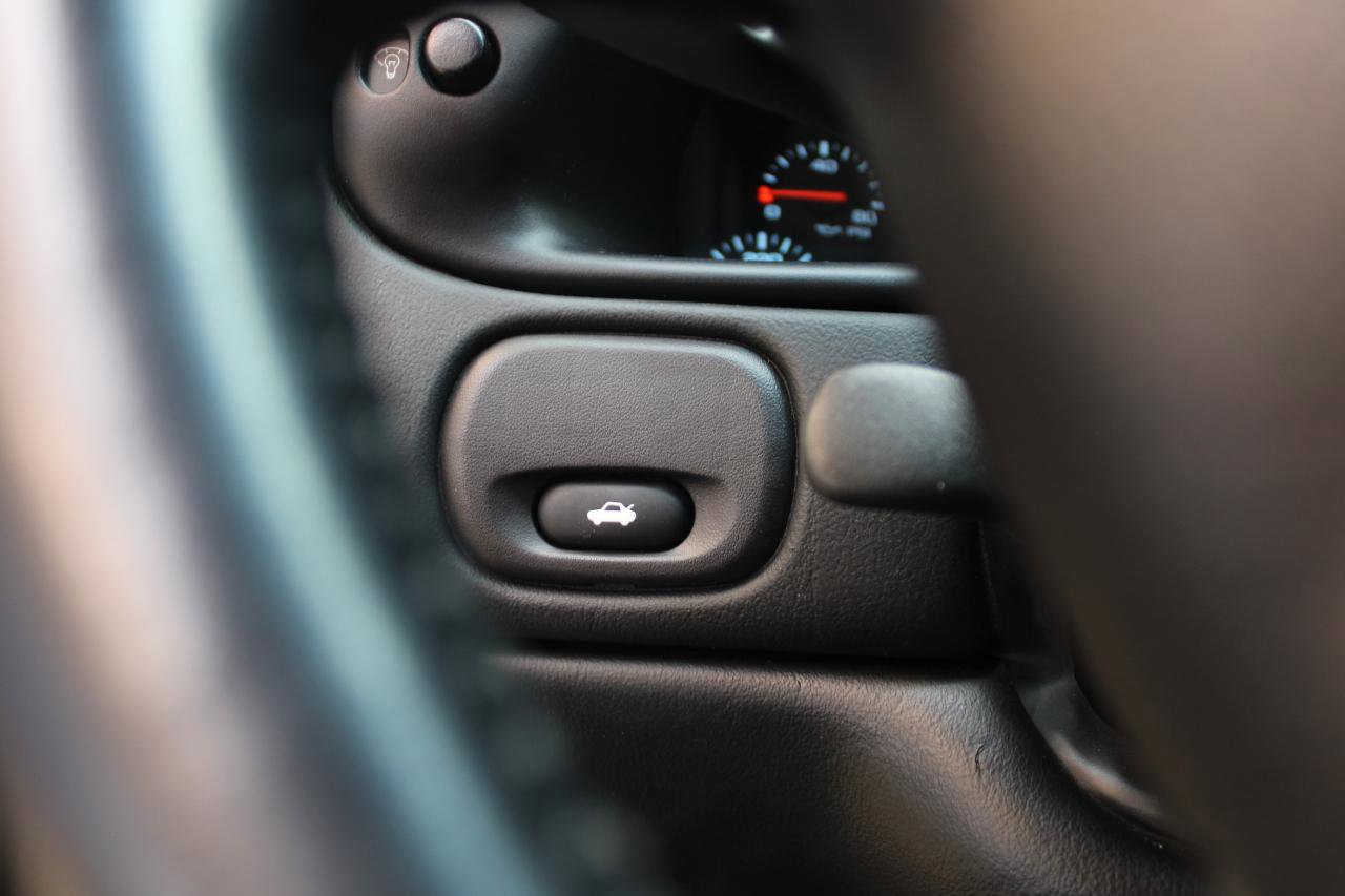 Used 2003 Chevrolet Corvette Z06 w/ Memory Package, 3 Drivers image 27