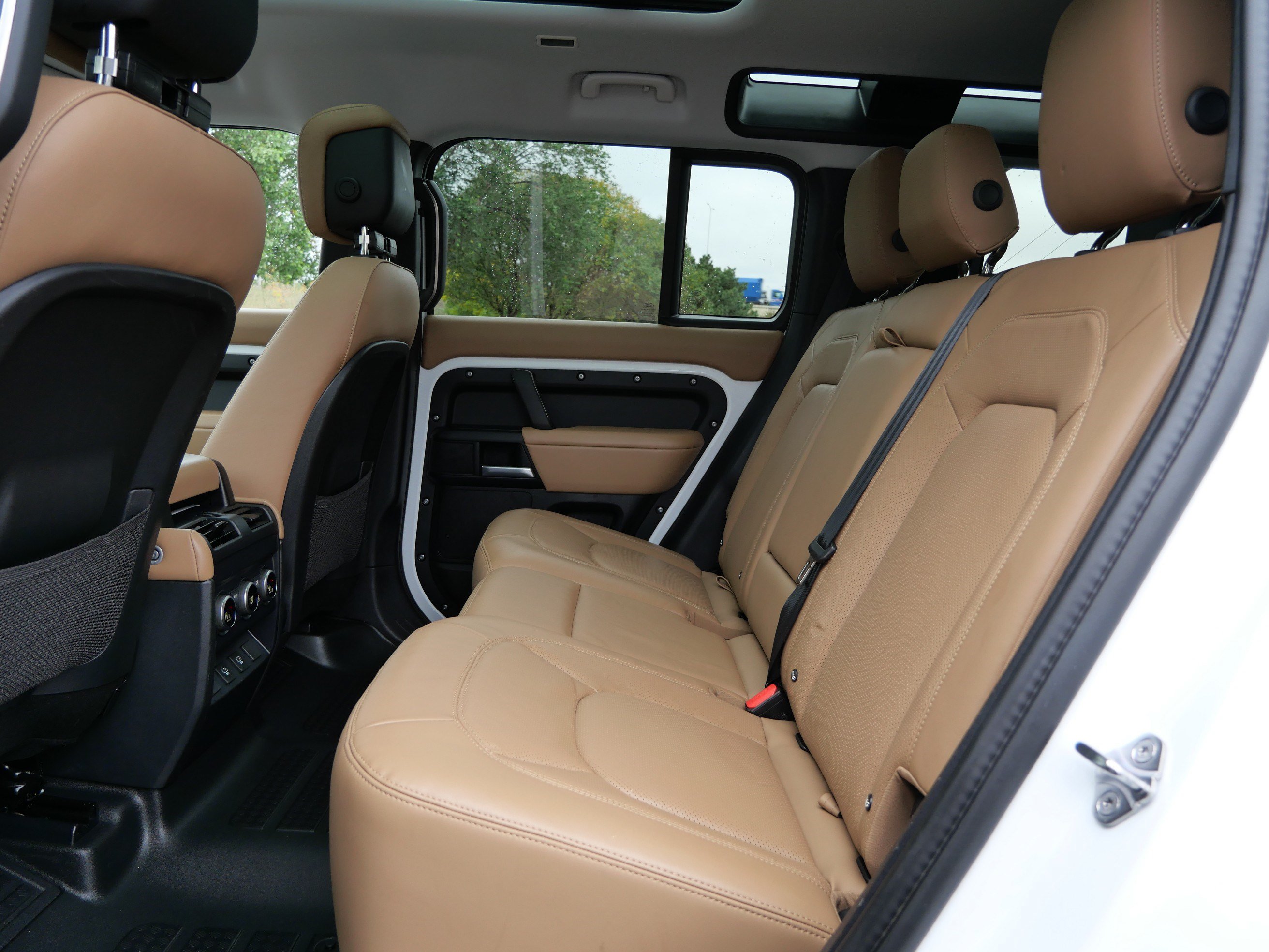 Certified 2025 Land Rover Defender 110 X-Dynamic SE AWD/4WD image 15