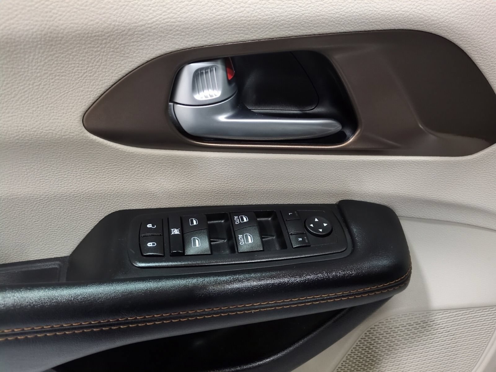 Used 2017 Chrysler Pacifica Touring FWD image 20