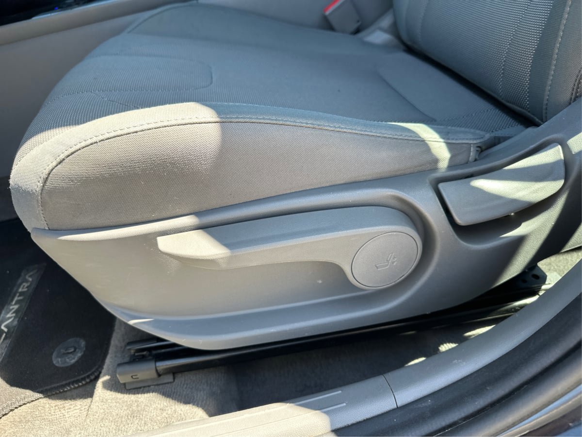 Used 2022 Hyundai Elantra SE FWD image 14