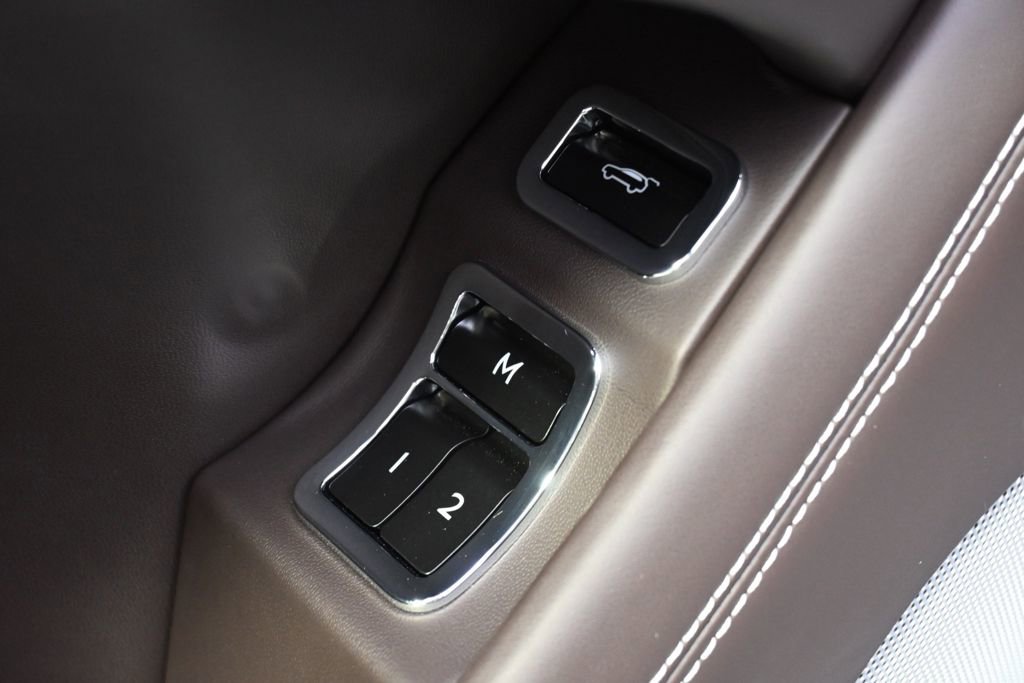 Used 2023 Bentley Bentayga image 26