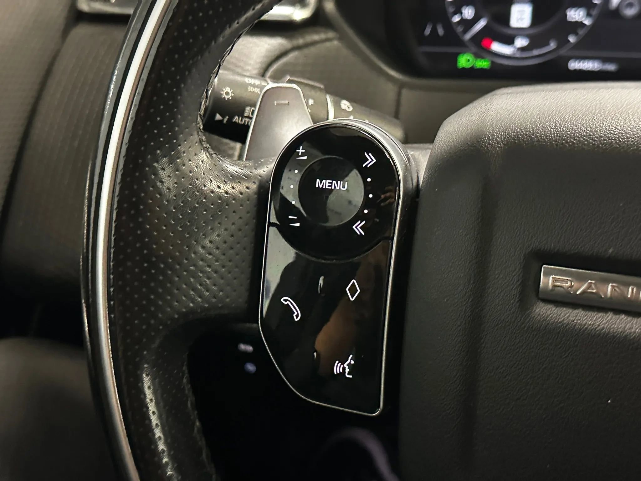 Used 2019 Land Rover Range Rover Velar R-Dynamic SE image 30