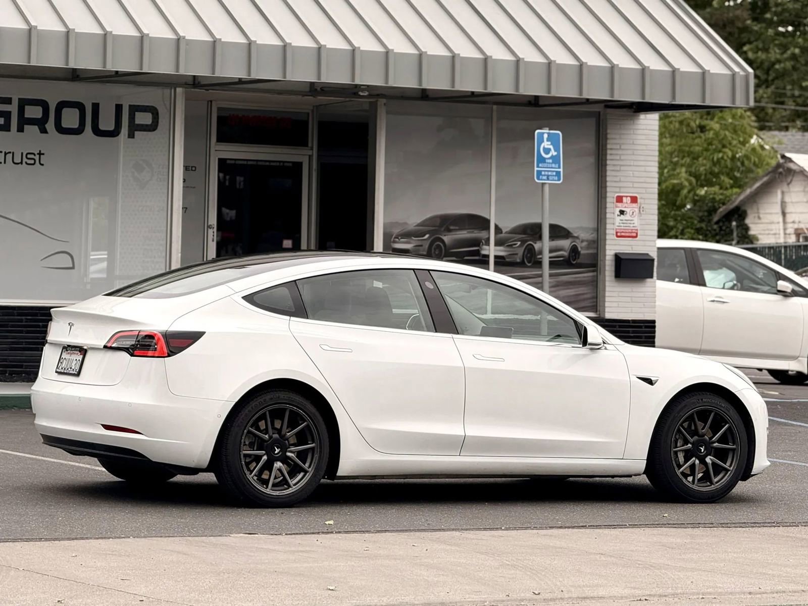 Used 2019 Tesla Model 3 Standard Range Plus image 8