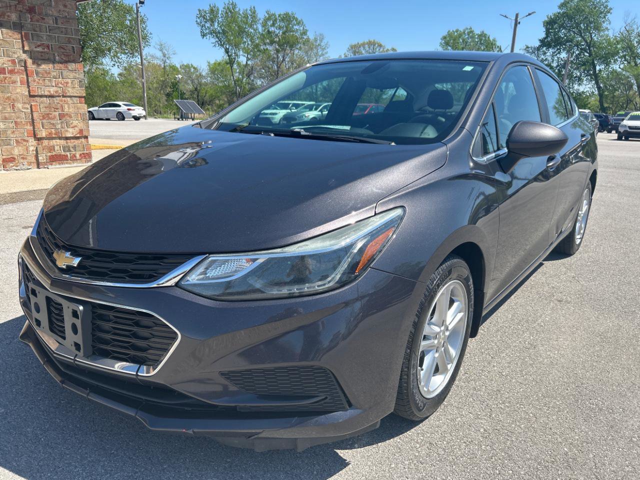 Used 2017 Chevrolet Cruze LT FWD image 1