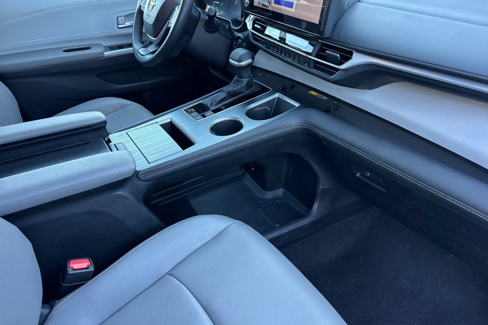 Used 2026 Toyota Sienna XLE FWD image 32