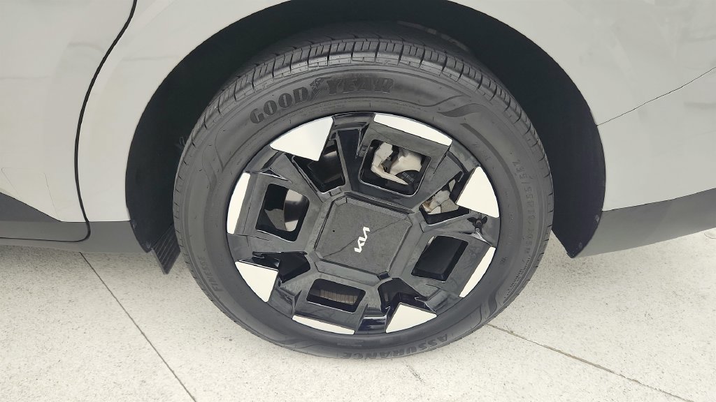 Used 2026 Kia Carnival EX FWD image 28
